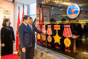 Chủ tịch Quốc hội Trần Thanh Mẫn đã thăm Phòng truyền thống của Bệnh viện Hữu Nghị. (Ảnh: DUY LINH)