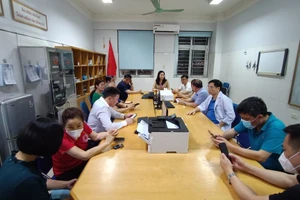 Lãnh đạo tỉnh Quảng Ninh và thành phố Hạ Long cùng các cơ quan chức năng thăm hỏi, động viên gia đình các nạn nhân tại Bệnh viện Bãi Cháy trong đêm 5/4.