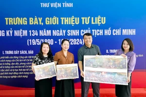 Đại diện Văn phòng Báo Nhân Dân tại Quảng Ninh tặng tranh panorama "Chiến dịch Điện Biên Phủ" cho bạn đọc.