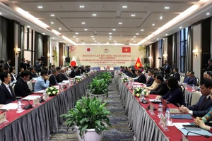 Quang cảnh buổi hội đàm và ký kết thỏa thuận hợp tác giữa tỉnh Quảng Ninh (Việt Nam) với tỉnh Hokkaido (Nhật Bản).