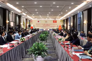 Quang cảnh buổi hội đàm và ký kết thỏa thuận hợp tác giữa tỉnh Quảng Ninh (Việt Nam) với tỉnh Hokkaido (Nhật Bản).