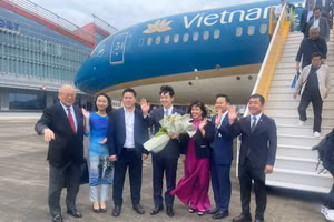 Đại diện Lãnh đạo tỉnh Quảng Ninh, Cảng Hàng không quốc tế Vân Đồn tặng hoa, chào mừng ông Suzuki Naomichi, Thống đốc tỉnh Hokkaido (Nhật Bản) đến Quảng Ninh.