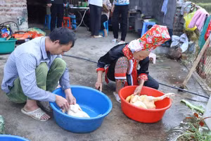 Gia đình anh Chìu Quay Chầu ở thôn Kéo Chản, xã Đồng Tâm, huyện Bình Liêu chuẩn bị cho mâm cơm cúng đón Tết sớm.
