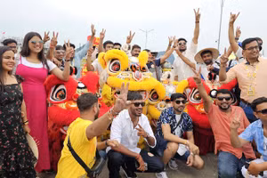 Các du khách Ấn Độ rất thích thú khi đặt chân đến Hạ Long, Quảng Ninh.