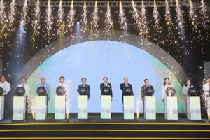 Các đại biểu ấn nút khai mạc Triển lãm thành tựu tỉnh Quảng Ninh qua 60 năm hình thành và phát triển.