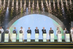 Các đại biểu ấn nút khai mạc Triển lãm thành tựu tỉnh Quảng Ninh qua 60 năm hình thành và phát triển.