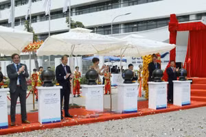 Các đại biểu bấm nút khai trương Tổ hợp văn phòng Dịch vụ Khu công nghiệp Bắc Tiền Phong.