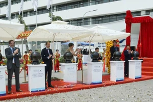 Các đại biểu bấm nút khai trương Tổ hợp văn phòng Dịch vụ Khu công nghiệp Bắc Tiền Phong.