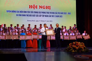 Các tập thể và cá nhân được nhận Bằng khen của thủ tướng Chính Phủ.