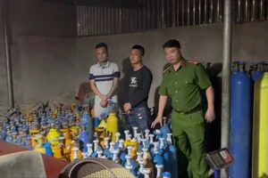 Lực lượng chức năng phát hiện kho nơi đối tượng Bùi Văn Nam cất giấu các bình khí N2O.