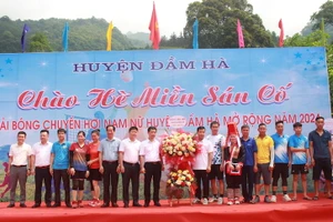 Lãnh đạo huyện Đầm Hà tặng hoa chúc mừng tại lễ khai mạc Chào hè miền Sán cố xã Quảng An.