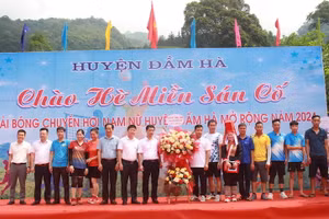 Lãnh đạo huyện Đầm Hà tặng hoa chúc mừng tại lễ khai mạc Chào hè miền Sán cố xã Quảng An.
