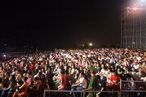 Đông đảo người dân và du khách tham dự lễ khai mạc Carnaval Hạ Long 2024.