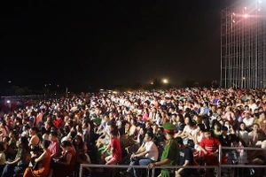 Đông đảo người dân và du khách tham dự lễ khai mạc Carnaval Hạ Long 2024.