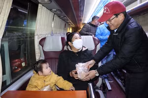 Lãnh đạo Công ty Than Hạ Long lì xì cho các công nhân về quê đón ết Quý Mão 2023.