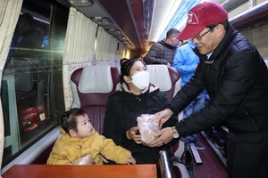 Lãnh đạo Công ty Than Hạ Long lì xì cho các công nhân về quê đón ết Quý Mão 2023.