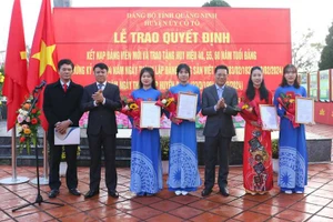 Các Đảng viên được kết nạp đúng vào dịp kỷ niệm 94 năm Ngày thành lập Đảng 3/2.