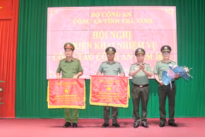 Đại diện các đơn vị dẫn đầu phong trào thi đua "Vì an ninh Tổ quốc" cấp cơ sở nhận Cờ thi đua của Bộ Công an.