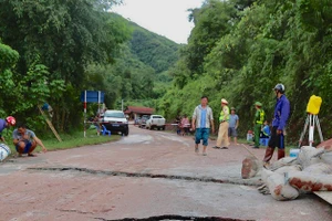 Hiện tại chỉ người đi bộ được lưu thông qua cầu Nậm Nhé II.