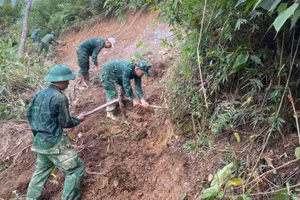 Các lực lượng dùng cuốc, xẻng mở đường vào điểm dân cư Huổi Ké.