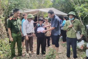 Ông Nguyễn Tiến Cường, Phó Chủ tịch Ủy ban nhân dân huyện Điện Biên, trao hỗ trợ gia đình nạn nhân Giàng Thị Dia ở điểm dân cư Huổi Ké.