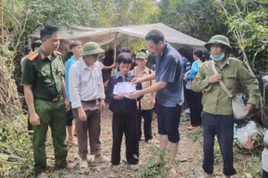 Ông Nguyễn Tiến Cường, Phó Chủ tịch Ủy ban nhân dân huyện Điện Biên, trao hỗ trợ gia đình nạn nhân Giàng Thị Dia ở điểm dân cư Huổi Ké.