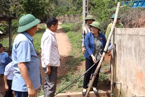 Bà Giàng Thị Hoa, Phó Chủ tịch Hội đồng nhân dân tỉnh Điện Biên, đánh giá cao hiệu quả sử dụng công trình cấp nước sinh hoạt tại bản Huổi Sâu, xã Pa Tần, huyện Nậm Pồ.