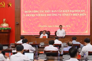 Đồng chí Nguyễn Xuân Thắng, Ủy viên Bộ Chính trị, Chủ tịch Hội đồng Lý luận Trung ương, Giám đốc Học viện Chính trị quốc gia Hồ Chí Minh, phát biểu tại buổi làm việc với Tỉnh ủy Điện Biên.