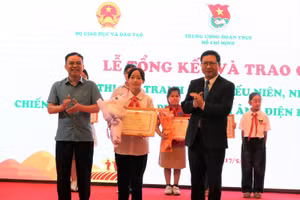 Trao giải Nhất cho em Nguyễn Lê Hà Linh, học sinh lớp 7B2, Trường trung học cơ sở Mường Thanh, thành phố Điện Biên Phủ, tỉnh Điện Biên.