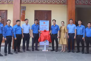 Đồng chí Bùi Quang Huy, Ủy viên dự khuyết Trung ương Đảng, Bí thư thứ nhất Trung ương Đoàn Thanh niên cộng sản Hồ Chí Minh cùng các đại biểu cắt băng khai trương đưa công trình số hóa điểm di tích Sở Chỉ huy chiến dịch Điện Biên Phủ ở Mường Phăng vào khai thác, sử dụng.