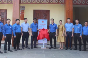 Đồng chí Bùi Quang Huy, Ủy viên dự khuyết Trung ương Đảng, Bí thư thứ nhất Trung ương Đoàn Thanh niên cộng sản Hồ Chí Minh cùng các đại biểu cắt băng khai trương đưa công trình số hóa điểm di tích Sở Chỉ huy chiến dịch Điện Biên Phủ ở Mường Phăng vào khai thác, sử dụng.