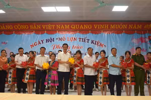 Các đồng chí lãnh đạo huyện Nậm Pồ và học sinh trong huyện hưởng ứng phong trào nuôi lợn đất ủng hộ cho giáo dục. 