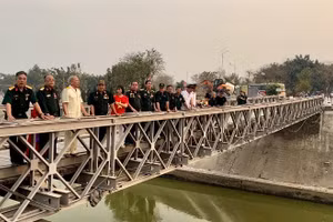 Cầu Mường Thanh giờ chỉ phục vụ khách tham quan, du lịch và người đi bộ qua cầu.