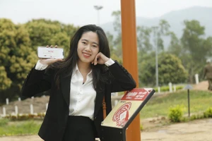 Chị Mai Hải Yến chia sẻ khoảnh khắc truy cập thông tin điểm đến tại bảng gắn chíp NFC thuộc dự án "Yêu lắm Việt Nam" do Báo Nhân Dân thực hiện. 