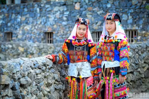Trang phục rực rỡ sắc màu của các thiếu nữ Lô Lô Hoa. (Ảnh: THÀNH ĐẠT)