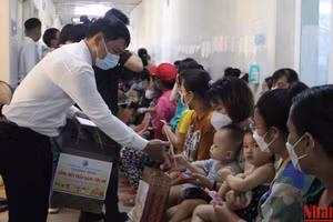 Tặng quà cho trẻ đang điều trị tại bệnh viện