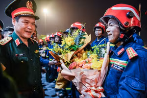 [Ảnh] Hoàn thành nhiệm vụ tại Myanmar, hai đoàn cứu hộ, cứu nạn Việt Nam về nước an toàn