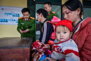 [Ảnh] Công an cơ sở tỉnh Điện Biên lên nương, vượt rừng cài đặt VNeID cho nhân dân