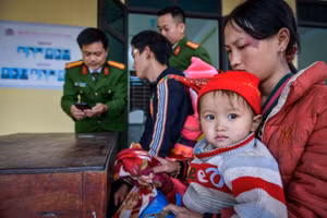 [Ảnh] Công an cơ sở tỉnh Điện Biên lên nương, vượt rừng cài đặt VNeID cho nhân dân