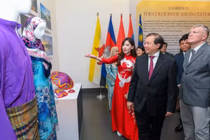 Khai mạc Triển lãm “Sắc màu văn hóa ASEAN”