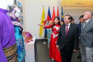 Khai mạc Triển lãm “Sắc màu văn hóa ASEAN”