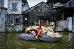 [Ảnh] 6 ngày ngập sâu ở hai xã "ốc đảo" ngoại thành Hà Nội