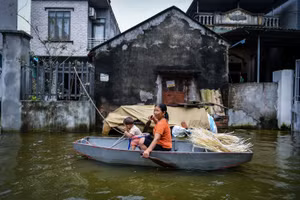 [Ảnh] 6 ngày ngập sâu ở hai xã "ốc đảo" ngoại thành Hà Nội