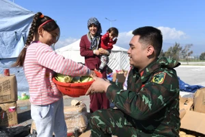 Những người dân chịu ảnh hưởng từ thảm hoạ động đất cũng tới chia tay các anh bộ đội Cụ Hồ. Các chiến sĩ Việt Nam cũng gửi tới người dân những món quà thiết thực cho cuộc sống sắp tới.