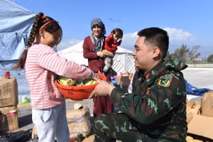 Những người dân chịu ảnh hưởng từ thảm hoạ động đất cũng tới chia tay các anh bộ đội Cụ Hồ. Các chiến sĩ Việt Nam cũng gửi tới người dân những món quà thiết thực cho cuộc sống sắp tới.