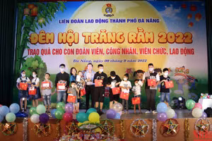 Trao quà cho các cháu thiếu nhi