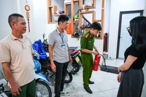 [Ảnh] Cầu Giấy tổng rà soát, kiểm tra các nhà trọ trên địa bàn