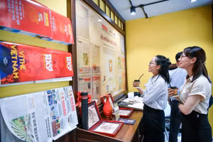 Mô hình quà tặng vật lý số được Báo Nhân Dân tiên phong ứng dụng là sự kết hợp độc đáo giữa báo in truyền thống với công nghệ định danh số Nomion của Phygital Labs.