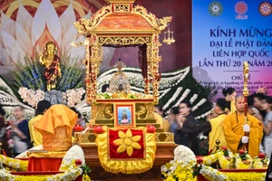 [Ảnh] Dòng người xếp hàng chờ chiêm bái xá lợi Đức Phật 