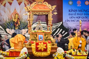 [Ảnh] Dòng người xếp hàng chờ chiêm bái xá lợi Đức Phật 